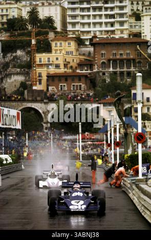 Der fünfte Platz Patrick Depailler (FRA) Tyrrell 007 und der dritte Platz Patrick Depailler (FRA) Tyrrell 007 überquerten die Marshals und löschten die gestrickten Surtees TS16 von John Watson (GBR) aus, der in Runde 37 aus dem Rennen auslief. . Großer Preis von Monaco, Monte Carlo, 11. Mai 1975..Bestes BILD. (Kreditbild: ©Sutton Motorsports/ZUMA Press) Stockfoto
