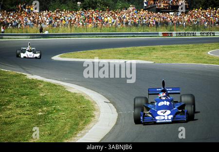 Patrick Depailler (FRA) Tyrrell 007 war der letzte Finisher auf dem neunten Platz, nachdem er in den Gruben angehalten hatte, um Reparaturen an seinem Fahrwerk vornehmen zu lassen. Großer Preis Deutschlands, Nürburgring, 3. August 1975..BEST IMAGE (Credit Image: ©Sutton Motorsports/ZUMA Press) Stockfoto