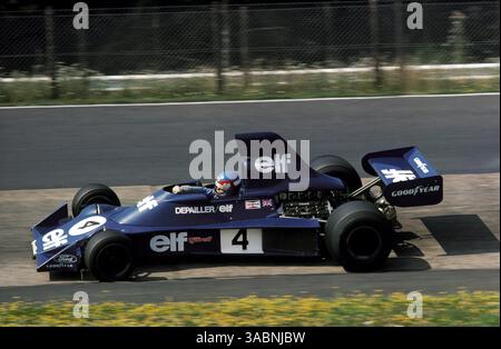 Patrick Depailler (FRA) Tyrrell 007 war der letzte Finisher auf dem neunten Platz, nachdem er in den Gruben angehalten hatte, um Reparaturen an seinem Fahrwerk vornehmen zu lassen. Großer Preis Deutschlands, Nürburgring, 3. August 1975..Bestes BILD. (Kreditbild: ©Sutton Motorsports/ZUMA Press) Stockfoto