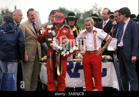 Emerson Fittipaldi (BRA) McLaren (Centre) feiert seinen vierzehnten und letzten GP-Sieg auf dem Podium mit Teddy Mayer (USA) McLaren Team Manager (rechts). Britischer Grand Prix, Silverstone, 19. Juli 1975..Bestes IMAGE. (Kreditbild: ©Sutton Motorsports/ZUMA Press) Stockfoto