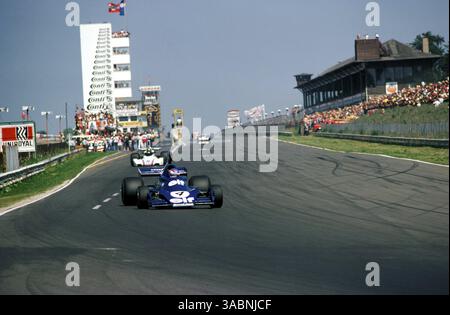 Patrick Depailler (FRA) Tyrrell 007 war der letzte Finisher auf dem neunten Platz, nachdem er in den Gruben angehalten hatte, um Reparaturen an seinem Fahrwerk vornehmen zu lassen. Großer Preis Deutschlands, Nürburgring, 3. August 1975..BEST IMAGE (Credit Image: ©Sutton Motorsports/ZUMA Press) Stockfoto