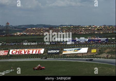 Der dritte Platz Tom Pryce (GBR) Shadow DN5B führt Patrick Depailler (FRA) Tyrrell 007 an, der den zweiten Platz belegte.. Grand Prix von Brasilien, RD1, Interlagos, 25. Januar 1976..Bestes BILD. (Kreditbild: ©Sutton Motorsports/ZUMA Press) Stockfoto