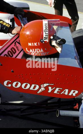 Der Helm von Weltmeister, Pole Sitter und Rennsieger Niki Lauda (AUT) auf dem Heckflügel seines Ferrari 312T..Grand Prix der Vereinigten Staaten, Watkins Glen, 5. Oktober 1975..Bestes BILD. (Kreditbild: ©Sutton Motorsports/ZUMA Press) Stockfoto