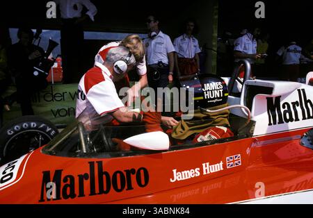 Pole Sitter James Hunt (GBR) McLaren M23, der Vierter des Rennens wurde, spricht über die Aufstellung mit Teddy Mayer (USA) McLaren Team Owner. Grand Prix von Österreich, Rd 11, Osterreichring, Zeltweg, 15. August 1976..Bestes BILD. (Kreditbild: ©Sutton Motorsports/ZUMA Press) Stockfoto