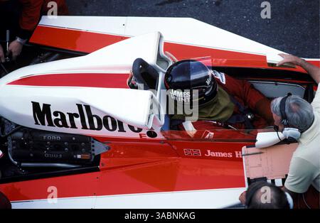 L bis R): Rennsieger James Hunt (GBR) McLaren M23 spricht mit Teddy Mayer (USA) McLaren Team Owner über eine kabelgebundene Verbindung in den Pits. Grand Prix von Holland, RD12, Zandvoort, Holland, 29. August 1976..BEST IMAGE (Credit Image: ©Sutton Motorsports/ZUMA Press) Stockfoto