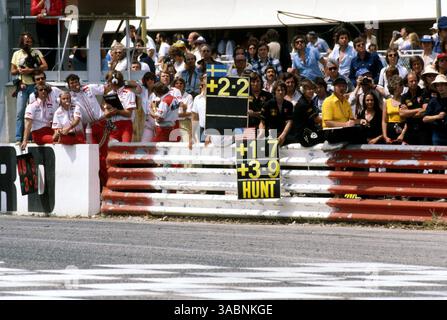 Das Lotus-Team hält Boxenbretter für Rennsieger Mario Andretti (USA) Lotus und seinen zweitplatzierten Teamkollegen Ronnie Peterson (SWE). Grand Prix von Frankreich, Rd 9, Paul Ricard, Frankreich, 2. Juli 1978..Bestes BILD. (Kreditbild: ©Sutton Motorsports/ZUMA Press) Stockfoto