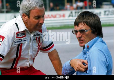 L bis R): Teddy Mayer (USA) McLaren Team Manager spricht mit Bernie Ecclestone (GBR) Brabham Team Owner...Formel-1-Weltmeisterschaft, Grand Prix von Italien, Monza, Italien, 7. September 1975. (Kreditbild: ©Sutton Motorsports/ZUMA Press) Stockfoto
