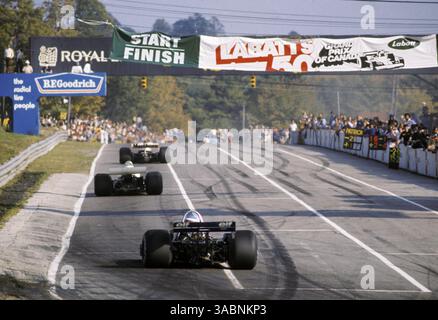 Rennsieger James Hunt (GBR) McLaren M23 führt Ronnie Peterson (SWE) im März 761 an den neunten Platz und belegte Patrick Depailler (FRA) Tyrrell P34 hinter der Start-/Ziellinie, um eine weitere Runde zu absolvieren. Grand Prix von Kanada, Rd14, Mosport Park, Kanada, 3. Oktober 1976..Bestes BILD. (Kreditbild: ©Sutton Motorsports/ZUMA Press) Stockfoto