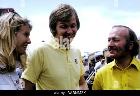 L bis R): Barbro Peterson (SWE) mit Ehemann Ronnie Peterson (SWE) Lotus und Colin Chapman (GBR) Teambesitzer Lotus..1973 Formel-1-Wolrd-Meisterschaft. (Kreditbild: ©Sutton Motorsports/ZUMA Press) Stockfoto