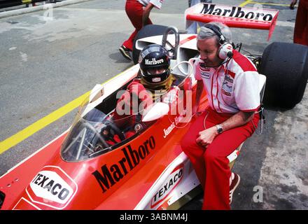 Pole Sitter und Zweiter-Finisher James Hunt (GBR) McLaren M23 spricht mit Teddy Mayer (USA) McLaren Team Owner (rechts). Brasilianischer Grand Prix, Rd 2, Interlagos, Sao Paulo, Brasilien, 23. Januar 1977. das beste BILD. (Kreditbild: ©Sutton Motorsports/ZUMA Press) Stockfoto
