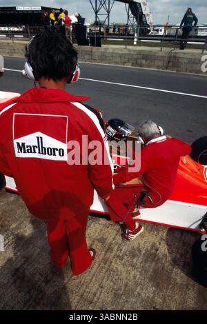 Teddy Mayer (USA) McLaren Team Owner (rechts) spricht mit James Hunt (GBR) in der McLaren M26, der die Pole Position belegte und anschließend seinen GP gewann. British Grand Prix, Rd 9, Silverstone, England, 3. Juli 1977..Bestes IMAGE. (Kreditbild: ©Sutton Motorsports/ZUMA Press) Stockfoto