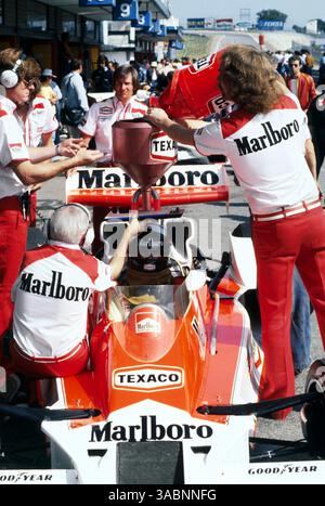 Platz sechs: James Hunt (GBR) spricht mit Teddy Mayer (USA) McLaren Team Owner (links), als Kraftstoff in seinen McLaren M26... Grand Prix von Spanien, Rd 7, Jarama, Spanien, 4. Juni 1978... Bestes IMAGE. (Kreditbild: ©Sutton Motorsports/ZUMA Press) Stockfoto