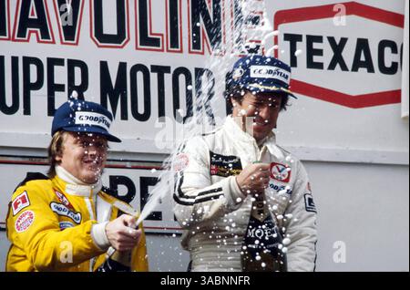 L to R): Der zweite Platz Ronnie Peterson (SWE) und der Sieger des Lotus-Teams Mario Andretti (USA) feiern auf dem Podium. Grand Prix von Belgien, Rd 6, Zolder, Belgien, 21. Mai 1978..Bestes BILD. (Kreditbild: ©Sutton Motorsports/ZUMA Press) Stockfoto