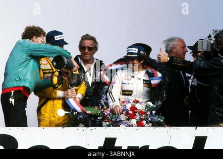 Das Podium (L bis R): Der zweite Ronnie Peterson (SWE) Lotus hat Champagner in seine Trophäe gegossen, während sein Teamkollege Mario Andretti (USA) Lotus zusieht. Grand Prix von Holland, Rd 13, Zandvoort, Holland, 27. August 1978..Bestes BILD. (Kreditbild: ©Sutton Motorsports/ZUMA Press) Stockfoto