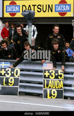 Lotus Mechaniker halten Boxenbretter für Rennsieger Mario Andretti (USA) (rechts) und seine zweitplatzierte Teamkollegin Ronnie Peterson (SWE). Grand Prix von Holland, Rd 13, Zandvoort, Holland, 27. August 1978..Bestes BILD. (Kreditbild: ©Sutton Motorsports/ZUMA Press) Stockfoto