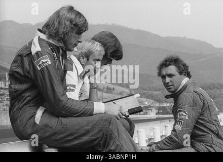 James Hunt (GBR), McLaren, links, Teddy Mayer (USA), McLaren Team Manager, Centre und Jochen Mass (GER), McLaren, sitzen auf der Grubenwand. Grand Prix von Japan, Rd16, Fuji, Japan, 24. Oktober 1976. (Kreditbild: ©Sutton Motorsports/ZUMA Press) Stockfoto