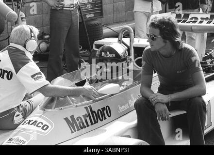 L-R: Teddy Mayer (USA), McLaren Team Manager; James Hunt (GBR), McLaren M23 und enger Freund, 500 ccm Motorrad-Weltmeister Barry Sheene (GBR)...großer Preis von Japan, Rd16, Fuji, Japan, 24. Oktober 1976. (Kreditbild: ©Sutton Motorsports/ZUMA Press) Stockfoto