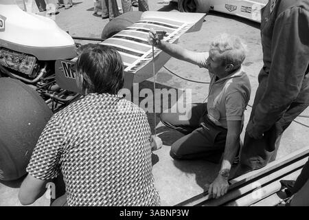 Teddy Mayer (USA) McLaren Team Owner misst die Höhe vom Boden bis zur Oberseite des Heckflügels beim McLaren M23. Grand Prix, RD2, Interlagos, Sao Paulo, 27. Januar 1974. (Kreditbild: ©Sutton Motorsports/ZUMA Press) Stockfoto