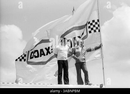 Platz sechs Denny Hulme (NZL) McLaren steht auf dem Texaco-Wohnmobil. Grand Prix von Belgien, Rd 5, Nivelles-Baulers, Belgien, 12. Mai 1974. (Kreditbild: ©Sutton Motorsports/ZUMA Press) Stockfoto