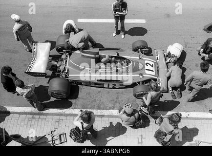 Rennsieger Niki Lauda (AUT) sitzt in den Boxengängen, während Mechaniker an seinem Ferrari 312B3 während des Trainings arbeiten. Grand Prix der Niederlande, Rd 8, Zandvoort, Holland, 23. Juni 1974. (Kreditbild: ©Sutton Motorsports/ZUMA Press) Stockfoto