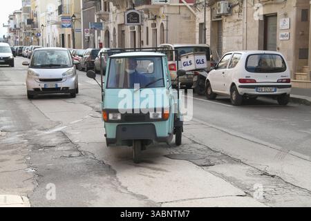 Ein dreirädriger Lkw auf einer Straße in Italien Stockfoto