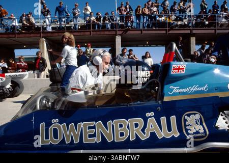 Teddy Mayer (USA) McLaren Team Owner (links) spricht mit dem siebten Platz James Hunt (GBR), während er während des Trainings in seinem Lowenbrau liverierten McLaren M26 sitzt. Grand Prix der Vereinigten Staaten (Ost), Rd 15, Watkins Glen, USA, 1. Oktober 1978. . DAS BESTE BILD. (Kreditbild: ©Sutton Motorsports/ZUMA Press) Stockfoto