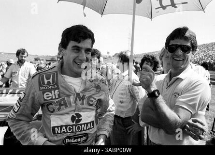 Der zweitplatzierte Ayrton Senna (BRA), der Lotus informiert hatte, dass er in der folgenden Saison nicht für sie fahren würde, genießt vor dem Start des Rennens einen Witz in der Startaufstellung... großer Preis von Ungarn, Ungarn, Budapest, 9. August 1987. (Kreditbild: ©Sutton Motorsports/ZUMA Press) Stockfoto