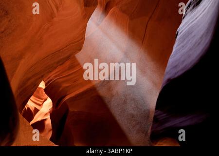 Die strahlenden Sandsteinwände und die ätherischen Sonnenstrahlen des Antelope Canyon bilden ein faszinierendes Zusammenspiel von Kunstfertigkeit, Wunder und zeitloser Schönheit der Natur Stockfoto