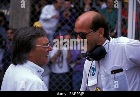 Bernie Ecclestone (GBR) F1 Supremo spricht mit einem Mann. Formel-1-Weltmeisterschaft 1989. (Kreditbild: ©Sutton Motorsports/ZUMA Press) Stockfoto