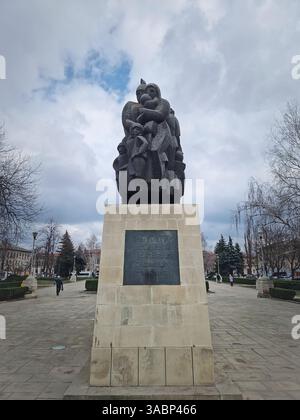 CHISINAU, MOLDAU - 20. März 2024 Denkmal zum Gedenken an die Opfer der Deportation des kommunistischen Regimes neben dem Bahnhofsgebäude Stockfoto