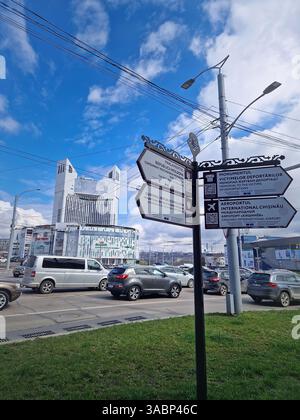 CHISINAU, MOLDAU - 20. März 2024 Stadtverkehr während der Hauptverkehrszeit am Morgen am Kreisverkehr mit Blick auf das Atrium Einkaufszentrum und die Fahrt Stockfoto