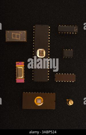 Mehrere Mikrochips auf schwarzem Schaum. Alte integrierte Schaltungen für Funkelektronik. Stockfoto
