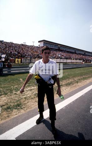Pole Sitter und Zweitplatzierter Ayrton Senna (BRA) Lotus dringt vor dem Start des Rennens auf die Startaufstellung... großer Preis von Ungarn, Budapest, 10. August 1986. (Kreditbild: ©Sutton Motorsports/ZUMA Press) Stockfoto
