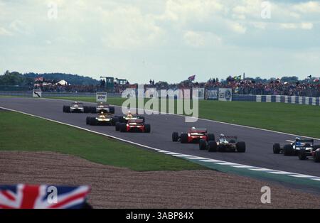Nigel Mansell (GBR) Williams Renault FW14B und Teamkollege Riccardo Patrese (ITA) Williams Renault FW14B führen das Feld zu Beginn des Rennens an...Formel-1-Weltmeisterschaft, Rd9, britischer Grand Prix, Silverstone, 12. Juli 1992...BEST IMAGE (Credit Image: ©Sutton Motorsports/ZUMA Press) Stockfoto