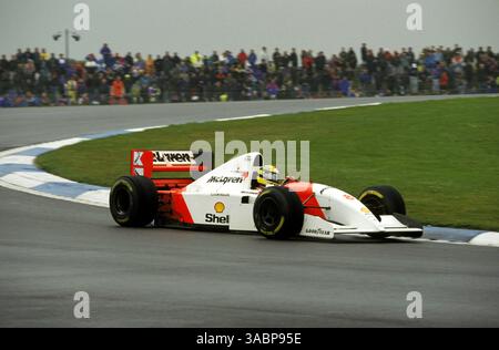 Ayrton Senna (BRA) McLaren MP4/8 holte unter den wechselhaften Bedingungen seinen wohl besten Sieg aller Zeiten und absolvierte die wahrscheinlich größte Eröffnungsrunde eines Rennens. . Grand Prix von Europa, Donington Park, England, 11. April 1993... Bestes BILD. (Kreditbild: ©Sutton Motorsports/ZUMA Press) Stockfoto