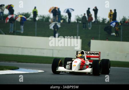 Ayrton Senna (BRA) McLaren MP4/8 holte unter den wechselhaften Bedingungen seinen wohl besten Sieg aller Zeiten und absolvierte die wahrscheinlich größte Eröffnungsrunde eines Rennens. . Grand Prix von Europa, Donington Park, England, 11. April 1993... Bestes BILD. (Kreditbild: ©Sutton Motorsports/ZUMA Press) Stockfoto