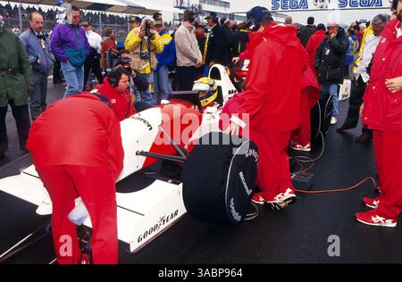 Ayrton Senna (BRA) McLaren MP4/8, der unter den wechselhaften Bedingungen seinen wohl besten Sieg aller Zeiten errungen hat, bereitet sich auf einen nassen Start in die Startaufstellung vor. Grand Prix von Europa, Donington Park, England, 11. April 1993..Bestes BILD. (Kreditbild: ©Sutton Motorsports/ZUMA Press) Stockfoto