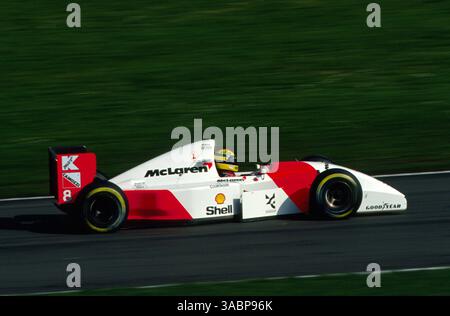 Ayrton Senna (BRA) McLaren MP4/8, der am sonnigen Samstag gezeigt wurde, holte unter den wechselhaften Bedingungen seinen wohl besten Sieg aller Zeiten und absolvierte die wahrscheinlich größte Eröffnungsrunde eines Rennens. . Grand Prix von Europa, Donington Park, England, 11. April 1993... Bestes BILD. (Kreditbild: ©Sutton Motorsports/ZUMA Press) Stockfoto
