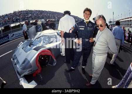 Michael Schumacher (GER) Mercedes spricht mit Bernie Ecclestone (GBR) in der Startaufstellung... Sportwagen-Weltmeisterschaft, Rd 15, Magny Cours, Frankreich. 15. September 1991. (Kreditbild: ©Sutton Motorsports/ZUMA Press) Stockfoto