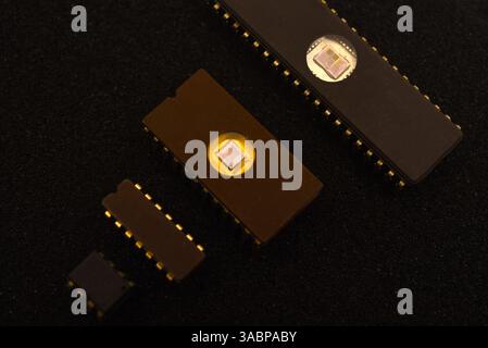 Mehrere Mikrochips auf schwarzem Schaum. Alte integrierte Schaltungen für Funkelektronik. Stockfoto
