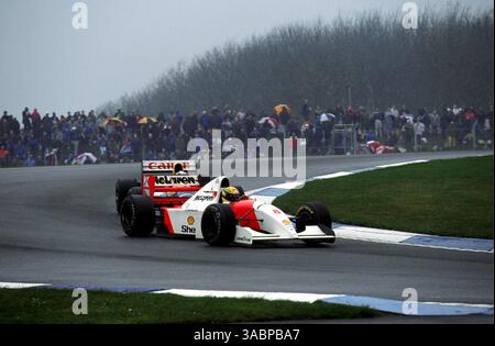 Ayrton Senna (BRA) McLaren MP4/8 führt Alain Prost (FRA) Williams zu einem dominanten Sieg unter schwierigen Bedingungen...Grand Prix European, Donington, 11. April 1993 (Bild: ©Sutton Motorsports/ZUMA Press) Stockfoto