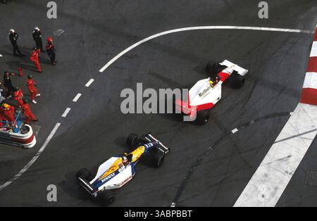Ayrton Senna (BRA) McLaren MP4/7A schafft es, Nigel Mansell (GBR) Williams FW14B in einem heftigen Kampf am Ende des Rennens vor sich zu haben...Grand Prix von Monaco, Monte-Carlo, 31. Mai 1992 (Credit Image: ©Sutton Motorsports/ZUMA Press) Stockfoto