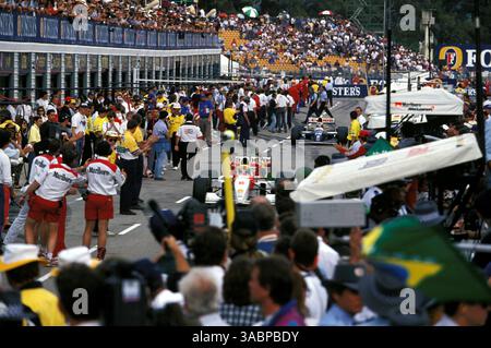 Ayrton Senna (BRA) McLaren MP4/8 tritt in die Pits ein, nachdem er seinen einundvierzigsten Sieg und seinen letzten GP-Sieg beim letzten Rennen der Saison und sein letztes Rennen mit McLaren... Australian Grand Prix, Rd 16, Adelaide, Australien, 7. November 1993. (Kreditbild: ©Sutton Motorsports/ZUMA Press) Stockfoto