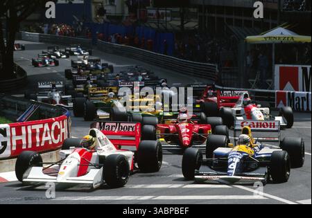 Rennsieger Ayrton Senna (BRA) McLaren MP4/7A stürzt sich zu Beginn des Rennens auf den zweiten Platz neben Riccardo Patrese (ITA) Williams FW14B, der das Rennen auf Platz 3 beendete...Grand Prix von Monaco, Rd 6, Monte-Carlo, 31. Mai 1992. (Kreditbild: ©Sutton Motorsports/ZUMA Press) Stockfoto