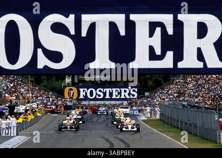 Ayrton Senna (BRA) McLaren MP4/8 (rechts), der zu Beginn des Rennens auf der Pole-Position stand, sicherte sich seinen einundvierzigsten Sieg und erwies sich als sein letzter GP-Sieg im letzten Rennen der Saison und sein letztes Rennen mit McLaren... Australian Grand Prix, Rd 16, Adelaide, Australien, 7. November 1993. (Kreditbild: ©Sutton Motorsports/ZUMA Press) Stockfoto