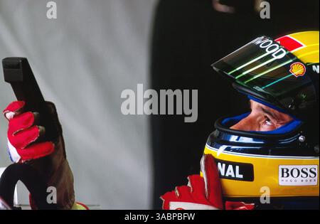 Ayrton Senna (BRA) McLaren MP4/8, der sich in Runde 20 mit einem geblasenen Motor aus dem Rennen zurückgezogen hat, studiert die Zeitfenster während des Qualifyings...Grand Prix von Portugal, Rd 14, Estoril, Portugal, 26. September 1993. (Kreditbild: ©Sutton Motorsports/ZUMA Press) Stockfoto