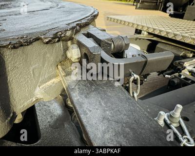 Nahaufnahme einer Klauenklemme, die den Verriegelungsmechanismus der Sattelkupplung an einem LKW (LKW/LKW) sichert. Diese wichtige Komponente gewährleistet eine sichere Anhängerverbindung Stockfoto
