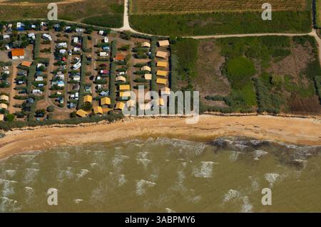 Frankreich, Charente-Maritime (17), Insel Ile de Re, Sainte-Marie-de-Re, Strand plage de la Basse Benaie, Campingplatz Huttopia Côte Sauvage (aus der Luft) Stockfoto