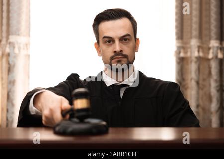 Richter, der Hammer am Tisch im Gerichtssaal schlägt Stockfoto