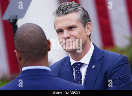 Washington, Usa. April 2025. Verteidigungsminister Pete Hegseth nimmt am Mittwoch, den 2. April 2025, im Rose Garden of the White House in Washington, DC, Teil. Foto: Bonnie Cash/UPI Credit: UPI/Alamy Live News Stockfoto